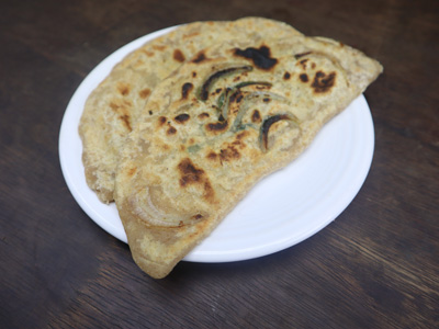 spinach-chive-and-red-onion-stuffed-flatbread_0